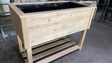 Lade das Bild in den Galerie-Viewer, Hochbeet aus Holz gute Arbeitshöhe, mit Abstellfläche