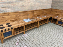 Lade das Bild in den Galerie-Viewer, Matschküche Anna - Abenteuer Küche aus Holz, robust & wetterfest