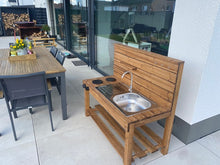 Lade das Bild in den Galerie-Viewer, Matschküche Sarah Detailansicht - robuste Holzkonstruktion für Outdoor-Spiel"