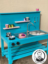 Lade das Bild in den Galerie-Viewer, Kinder spielen an der Matschküche Sarah - kreatives Wasserspiel im Garten