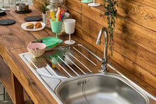Lade das Bild in den Galerie-Viewer, Matschüche Kita aus Holz mit Spüle und Wasserhahn von Oben