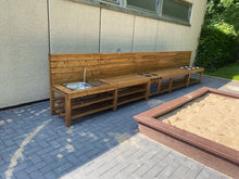 Load image into Gallery viewer, Robuste Kindergarten-Matschküche Olena aus wetterfestem Holz
