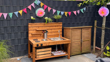 Lade das Bild in den Galerie-Viewer, Matschküche aus Holz für Kinder, Outdoor Küche Garten, zum matschen &spielen