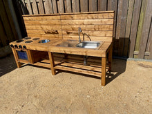 Lade das Bild in den Galerie-Viewer, XXL Outdoor Matschküche Maxi mit Wasseranschluss - handgefertigte Schlammküche aus Holz
