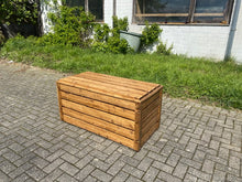 Lade das Bild in den Galerie-Viewer, Aufbewahrung von Sandspielzeug und Gartenutensilien seitlich im Garten
