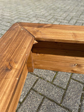 Lade das Bild in den Galerie-Viewer, Ecke Sitzbank Sandkasten aus Holz für Kinder