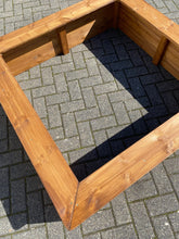 Lade das Bild in den Galerie-Viewer, Sandkasten auf Terrasse mit buntem Spielzeug und Sonnenschirm