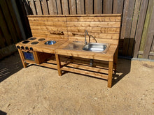 Lade das Bild in den Galerie-Viewer, Große Matschküche Maxi aus wetterfestem Holz für intensives Outdoor-Spiel