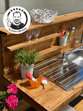 Lade das Bild in den Galerie-Viewer, Matschküche Schatzi - Outdoorküche für Kinder mit Wasseranschluss, robust & wetterfest