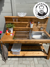 Lade das Bild in den Galerie-Viewer, Matschküche Schatzi - Outdoorküche für Kinder mit Wasseranschluss, robust & wetterfest