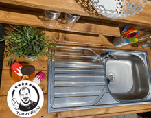 Lade das Bild in den Galerie-Viewer, Matschküche Schatzi - Outdoorküche für Kinder mit Wasseranschluss, robust & wetterfest