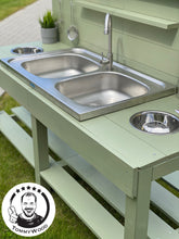 Lade das Bild in den Galerie-Viewer, Matschküche Samson für Kinder - Unterstützt soziales Spielen in der Natur