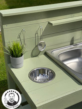 Lade das Bild in den Galerie-Viewer, Matschküche Samson für Kinder - Unterstützt soziales Spielen in der Natur