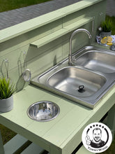 Lade das Bild in den Galerie-Viewer, Matschküche Samson für Kinder - Unterstützt soziales Spielen in der Natur