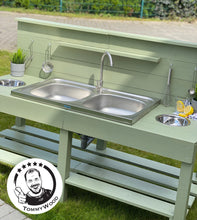 Lade das Bild in den Galerie-Viewer, Matschküche Samson für Kinder - Unterstützt soziales Spielen in der Natur