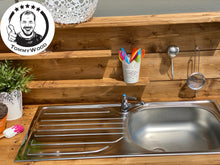 Lade das Bild in den Galerie-Viewer, Matschküche Schatzi - Outdoorküche für Kinder mit Wasseranschluss, robust & wetterfest