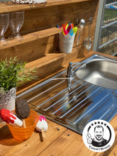 Lade das Bild in den Galerie-Viewer, Matschküche Schatzi - Outdoorküche für Kinder mit Wasseranschluss, robust & wetterfest