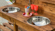 Lade das Bild in den Galerie-Viewer, Seitliche Ansicht Spielküche Outdoor aus Holz mit Matschschüsseln