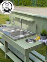 Lade das Bild in den Galerie-Viewer, Matschküche Samson für Kinder - Unterstützt soziales Spielen in der Natur