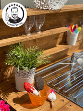 Lade das Bild in den Galerie-Viewer, Matschküche Schatzi - Outdoorküche für Kinder mit Wasseranschluss, robust & wetterfest