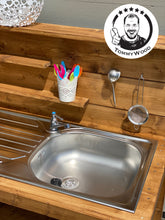 Lade das Bild in den Galerie-Viewer, Matschküche Schatzi - Outdoorküche für Kinder mit Wasseranschluss, robust & wetterfest