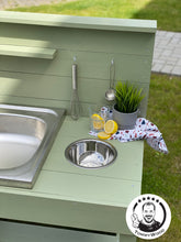 Lade das Bild in den Galerie-Viewer, Matschküche Samson für Kinder - Unterstützt soziales Spielen in der Natur