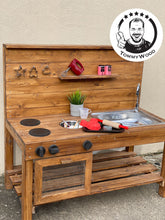 Lade das Bild in den Galerie-Viewer, Matschküche Willi mit Wasseranschluss - Outdoor Kinderküche, handgefertigt