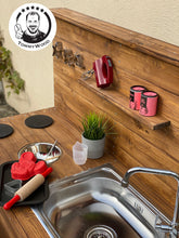 Lade das Bild in den Galerie-Viewer, Matschküche Willi mit Wasseranschluss - Outdoor Kinderküche, handgefertigt