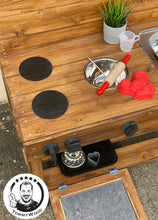 Lade das Bild in den Galerie-Viewer, Matschküche Willi mit Wasseranschluss - Outdoor Kinderküche, handgefertigt