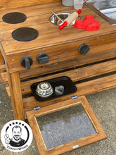 Lade das Bild in den Galerie-Viewer, Matschküche Willi mit Wasseranschluss - Outdoor Kinderküche, handgefertigt