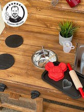 Lade das Bild in den Galerie-Viewer, Matschküche Willi mit Wasseranschluss - Outdoor Kinderküche, handgefertigt