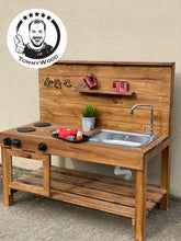 Lade das Bild in den Galerie-Viewer, Matschküche Willi mit Wasseranschluss - Outdoor Kinderküche, handgefertigt