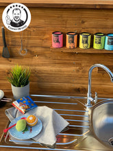 Lade das Bild in den Galerie-Viewer, Outdoor Matschküche Launebär aus Holz - Kreatives Spielen im Freien