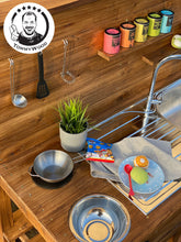 Lade das Bild in den Galerie-Viewer, Outdoor Matschküche Launebär aus Holz - Kreatives Spielen im Freien