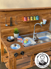 Lade das Bild in den Galerie-Viewer, Outdoor Matschküche Launebär aus Holz - Kreatives Spielen im Freien