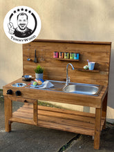 Lade das Bild in den Galerie-Viewer, Outdoor Matschküche Launebär aus Holz - Kreatives Spielen im Freien