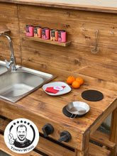 Lade das Bild in den Galerie-Viewer, Große Matschküche Hennes - Wasserspielküche, handgefertigt & wetterfest