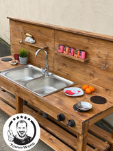Lade das Bild in den Galerie-Viewer, Große Matschküche Hennes - Wasserspielküche, handgefertigt & wetterfest