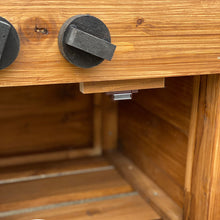 Lade das Bild in den Galerie-Viewer, Matschküche Berti - Sandküche auf Holz, fördert soziales Spielen in der Natur