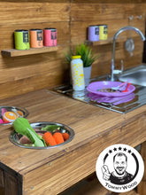 Lade das Bild in den Galerie-Viewer, Matschküche Tiffy für Kinder aus Holz - Lehmküche für Garten & Kindergarten