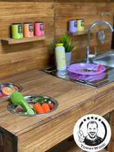 Lade das Bild in den Galerie-Viewer, Matschküche Tiffy für Kinder aus Holz - Lehmküche für Garten & Kindergarten