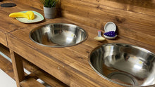 Lade das Bild in den Galerie-Viewer, Nahaufnahme Kindergarten Matschküche mit großen Schüsseln aus Holz sehr robust