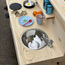 Lade das Bild in den Galerie-Viewer, seitliche Ansicht Matschküche aus Holz mit echtem Wasserhahn