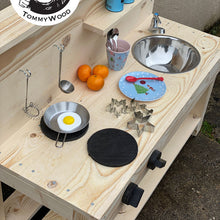 Lade das Bild in den Galerie-Viewer, Kinder Matschküche mit Wasserhahn und Herd aus Holz von oben