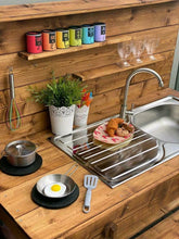 Lade das Bild in den Galerie-Viewer, Matschküche Sarah Frontansicht - Holz-Spielküche für draußen