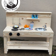 Lade das Bild in den Galerie-Viewer, Matschküche dekoriert im GArten mit Wasserhahn schüssel und Herd