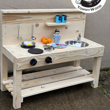 Lade das Bild in den Galerie-Viewer, dekorierte Matschküche aus Holz im Garten