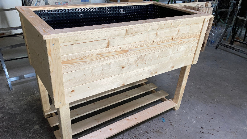 Hochbeet aus Holz gute Arbeitshöhe, mit Abstellfläche