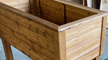 Lade das Bild in den Galerie-Viewer, Hochbeet aus Holz in braun, für den Garten zur Bepflanzung mit Kräutern
