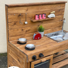 Lade das Bild in den Galerie-Viewer, Matschküche mit Kochfeld, Spüle und echtem Wasserhahn für Kinder aus Holz im Kindergarten
